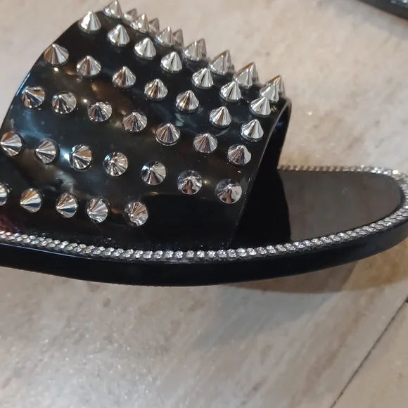 Stunning Wild Diva Lounge Studded Rhinestone Slides - Picture 4 of 10